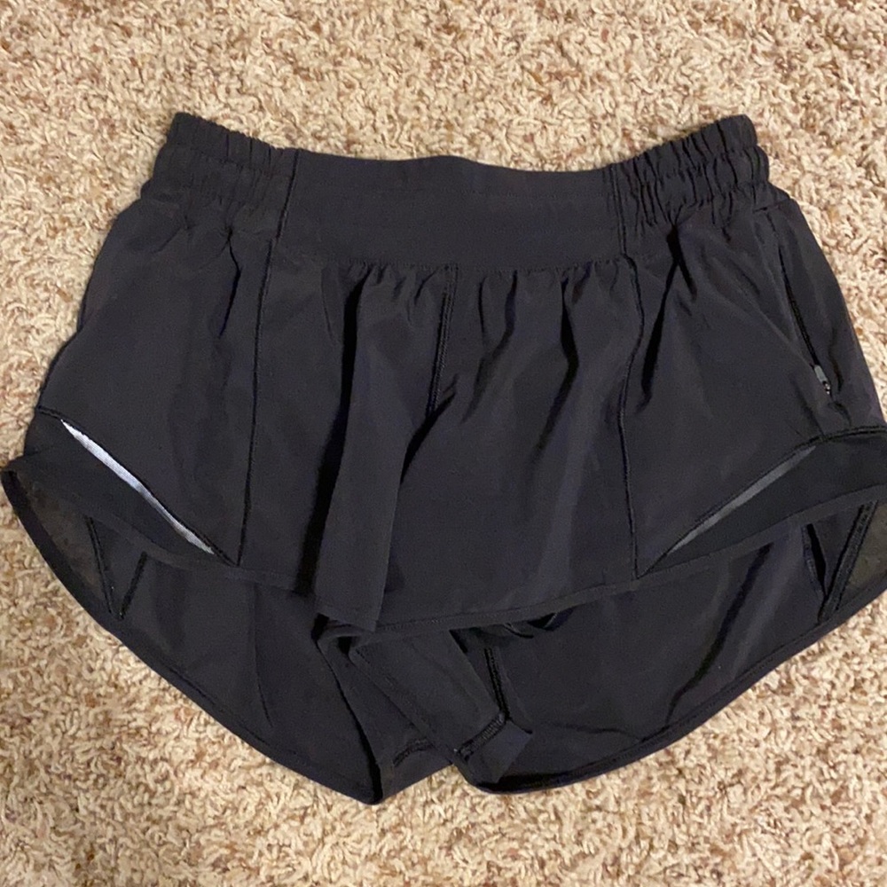 Lululemon hotty hot shorts 2.5 size 6